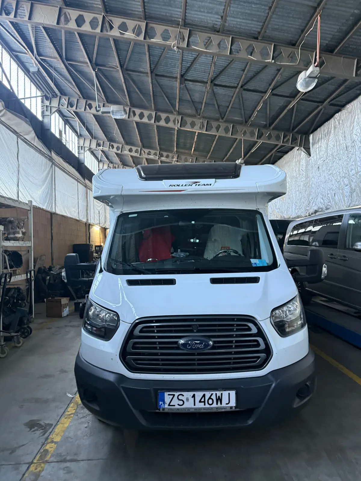 Kamper na podwoziu Ford Transit w hali warsztatu OlejNaMiejscu w Siechnicach — serwis kamperów Globecar