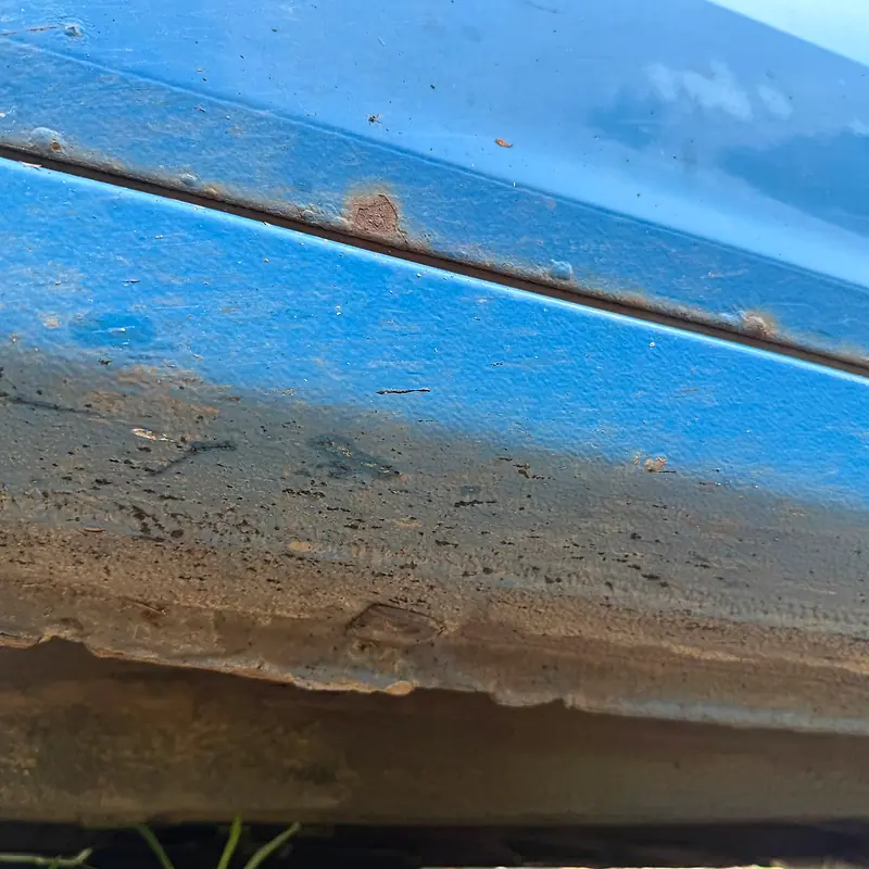 Korozja progu i dolnej krawędzi drzwi przed naprawą