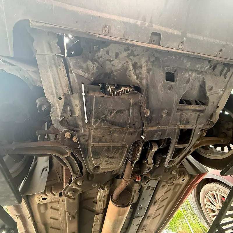 Auto na podnośniku: oględziny podwozia, osłon silnika i układu wydechowego