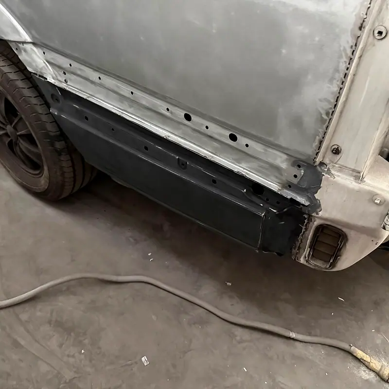 Naprawa blacharska busa: nowy próg i narożnik w podkładzie przed lakierowaniem
