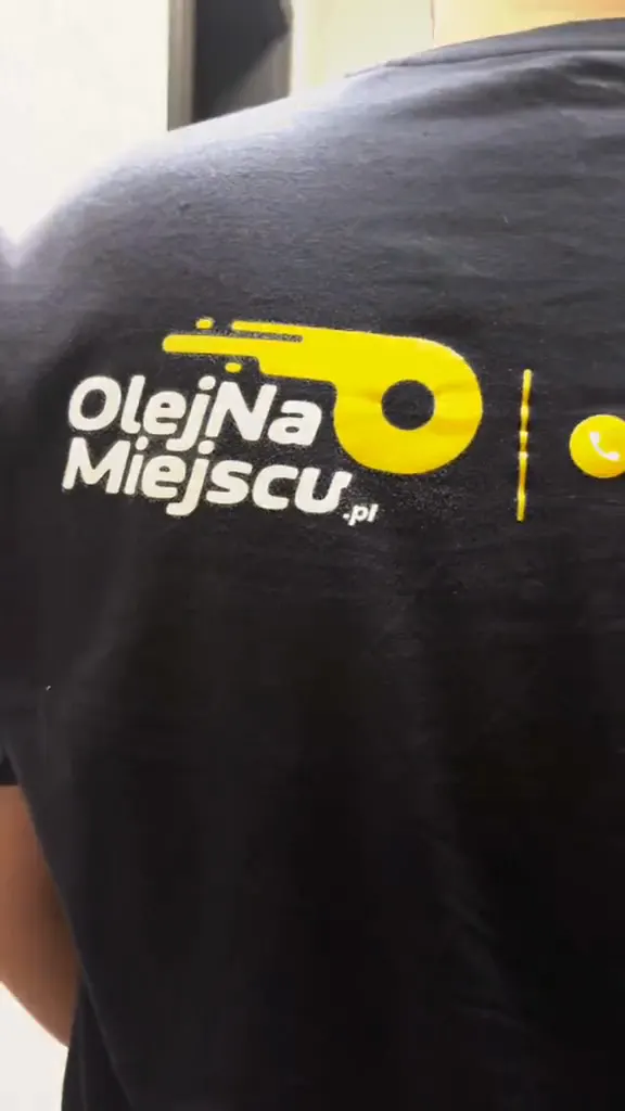 Wymiana oleju u klienta — żółty VW New Beetle obsłużony na miejscu, bez jazdy do warsztatu